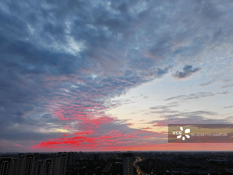 日落时戏剧性天空的低角度视图，落日，晚霞，火烧云图片素材