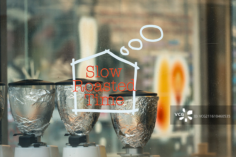 咖啡店玻璃窗上的贴纸特写镜头图片素材