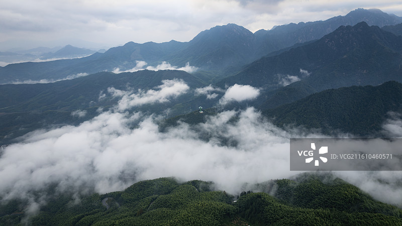云雾缭绕安徽黄山芙蓉谷航拍图片素材