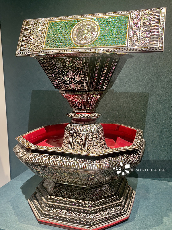 故宫文华殿：金邻共曜——庆祝中泰建交50周年文物特展泰国银质镶嵌花瓶图片素材