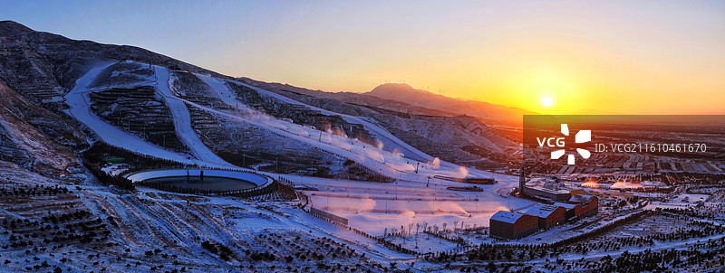 广武国际滑雪场雪景余晖图片素材
