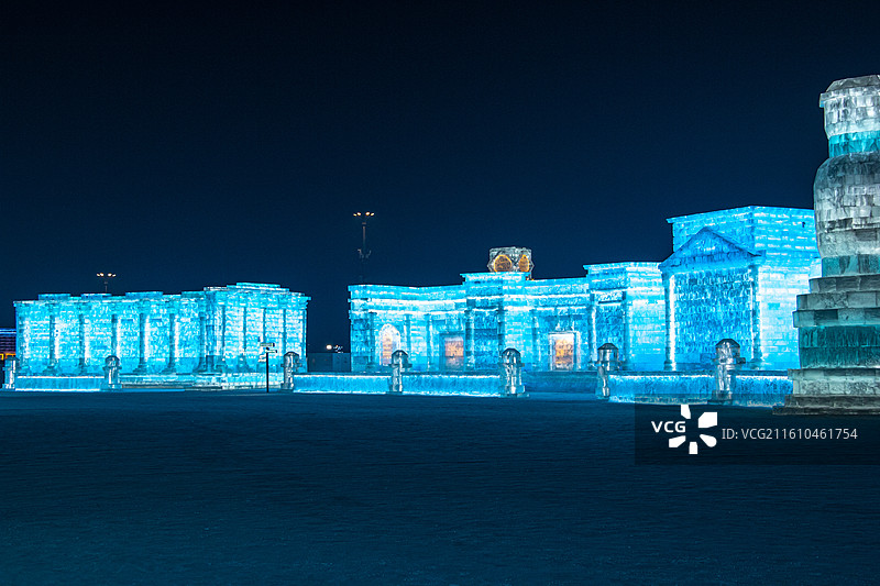 中国黑龙江哈尔滨冰雪大世界游乐场夜景 叙利亚的帕尔米拉古城冰雕建筑彩色灯光图片素材