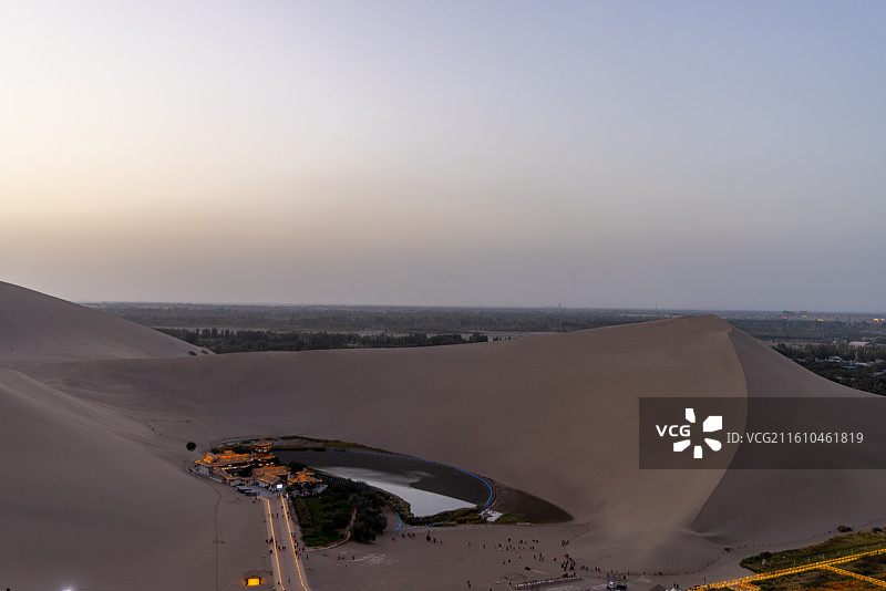 甘肃酒泉敦煌市 俯瞰鸣沙山月牙泉景区的鸣月阁与月牙泉图片素材