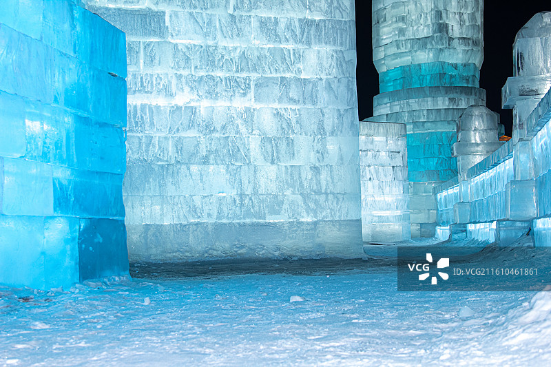 中国黑龙江哈尔滨冰雪大世界游乐场夜景 冰雕建筑彩色灯光图片素材