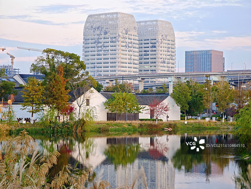上海青浦蟠龙新天地秋天风光，程祠故里与远处兰韵文化中心水中倒影图片素材