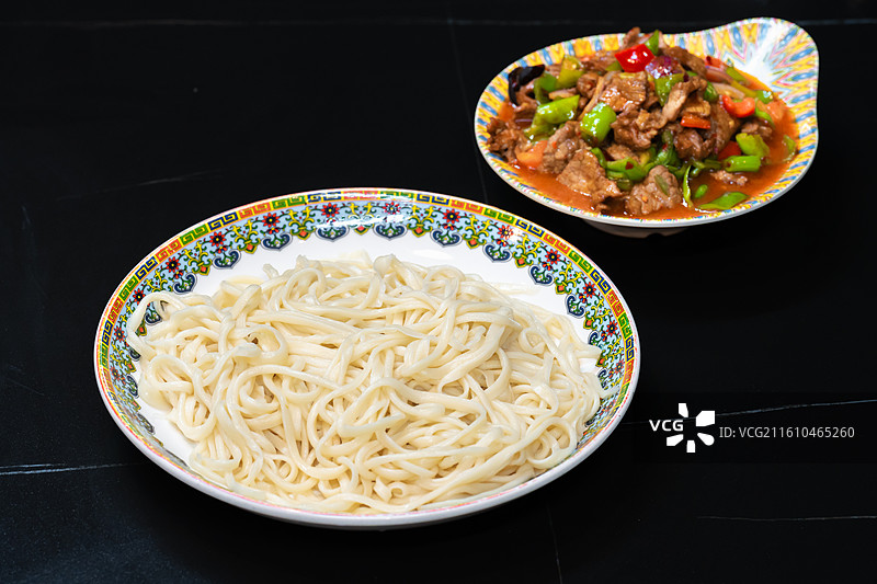 新疆特色美食 过油肉拌面 拉条子 伊犁风味 面食 文旅图片素材