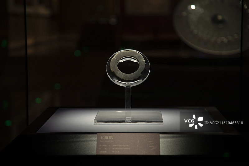 陶寺遗址出土史前玉牙璧璇玑文物特写图片素材