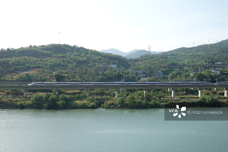 四川省广元市广元千佛崖摩崖造像千佛崖石窟拍：西成高铁复兴号动车组列车图片素材