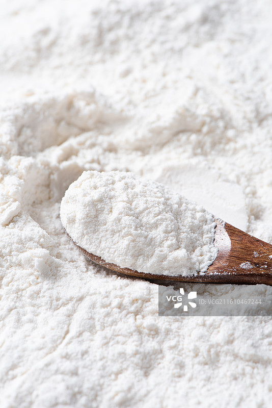 勺子里的面粉特写图片素材