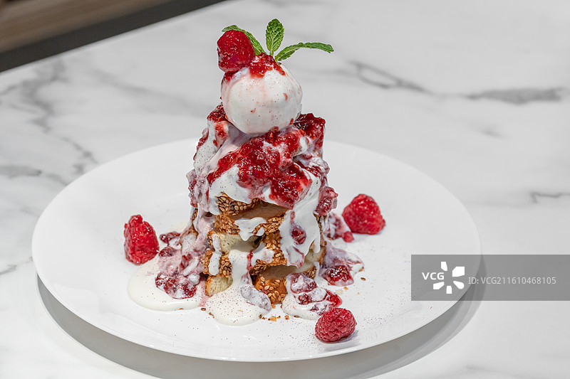 新疆特色美食 树莓石榴酸奶冰淇淋 芝麻馕塔图片素材