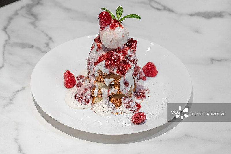 新疆特色美食 树莓石榴酸奶冰淇淋 芝麻馕塔图片素材