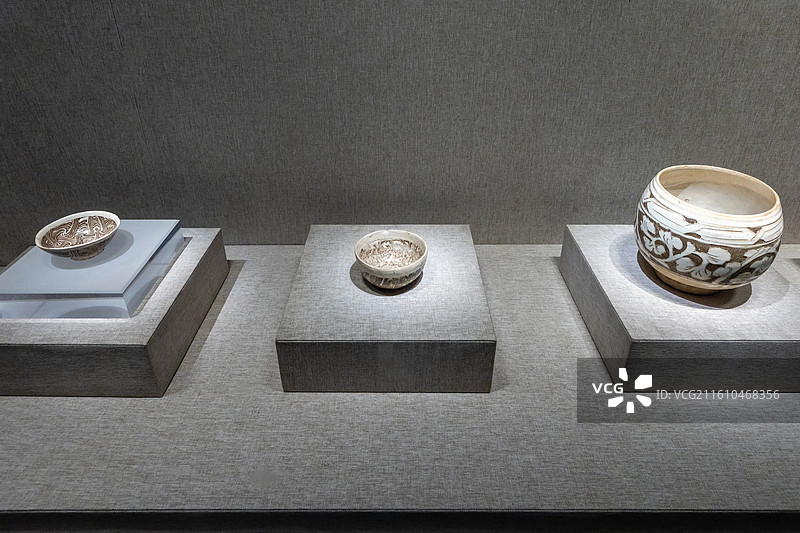 河南博物院当阳峪窑绞胎瓷碗与白釉剔花瓷缸图片素材