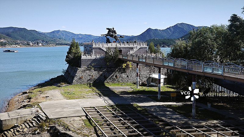 北京市平谷区金海湖风景区海子水库大坝涂鸦雕像宝塔红叶港口图片素材