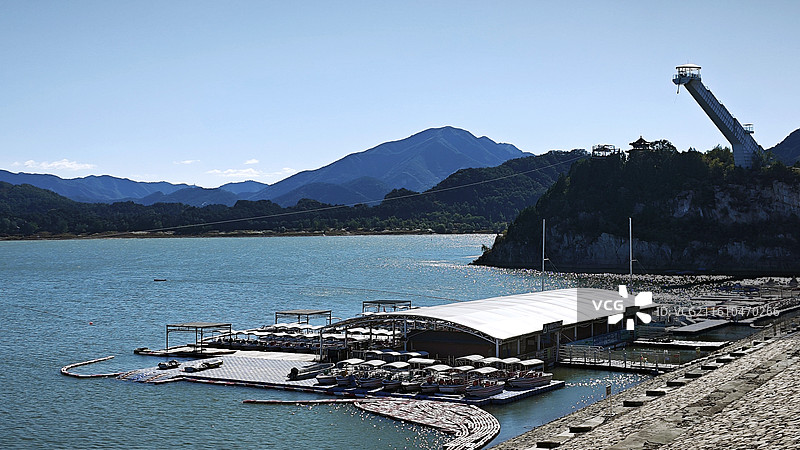 北京市平谷区金海湖风景区海子水库大坝涂鸦雕像宝塔红叶港口图片素材