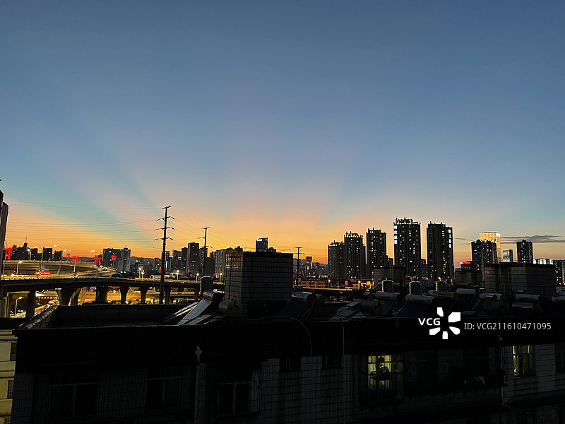 城市里的夕阳光芒万丈图片素材