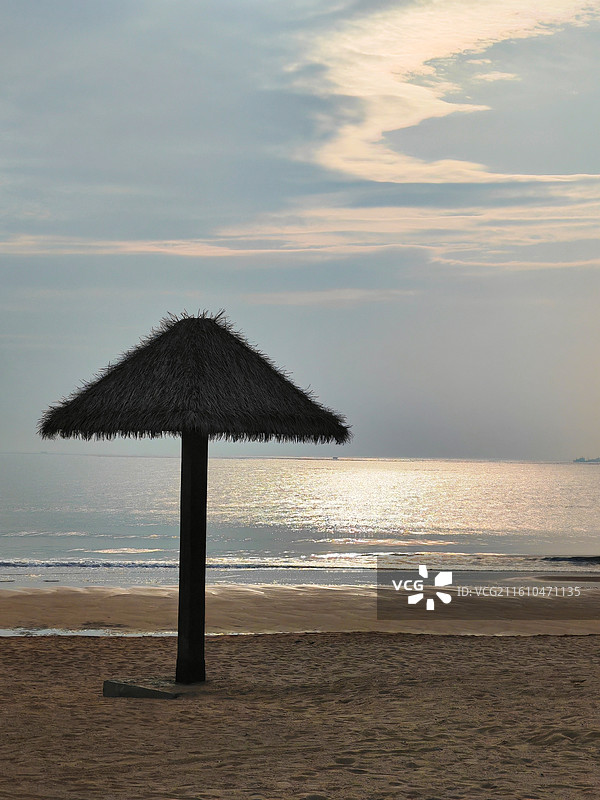 清晨宁静的海边 ，青岛城市阳台图片素材