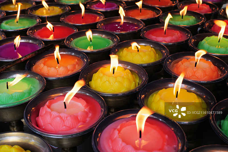 寺庙里的祈福油灯图片素材