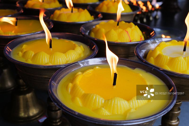 寺庙里的祈福油灯图片素材