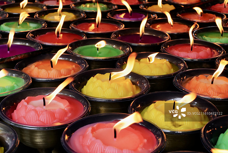 寺庙里的祈福油灯图片素材