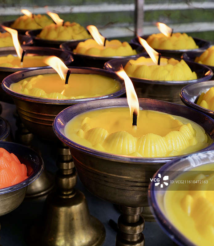 寺庙里的祈福油灯图片素材