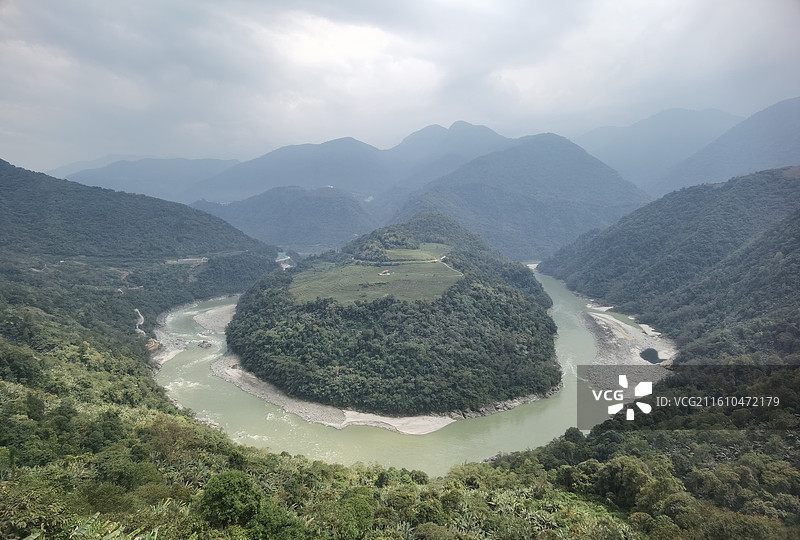 西藏林芝市墨脱县德兴乡：墨脱雅鲁藏布江果果塘大拐弯图片素材