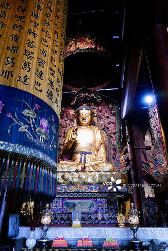 四川乐山大佛景区凌云寺大雄宝殿内释迦牟尼佛像图片素材