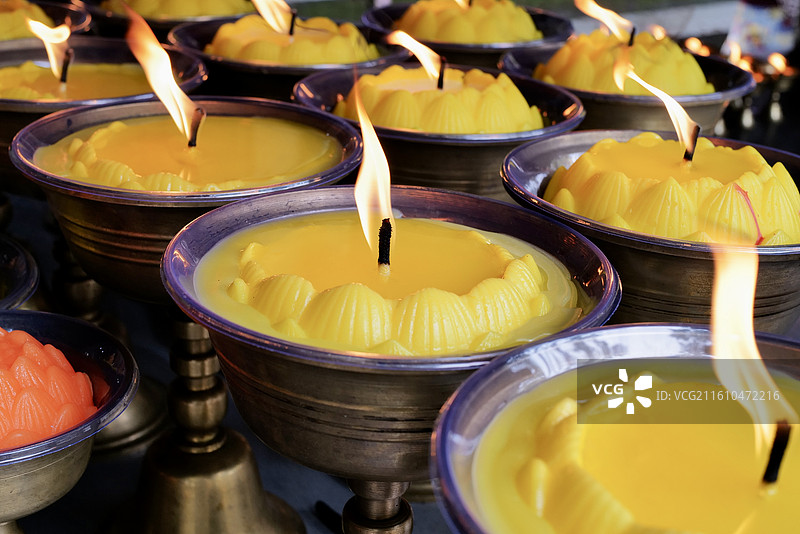 寺庙里的祈福油灯图片素材