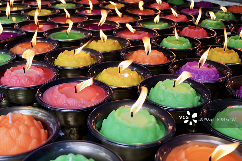 寺庙里的祈福油灯图片素材