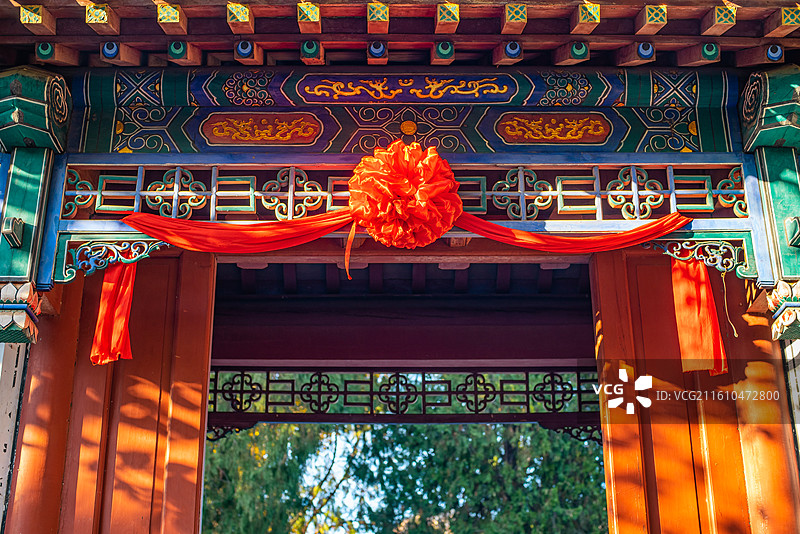 中国山东泰安泰山旅游著名景点老君堂自然风光拍摄主题，银杏树和古代建筑，户外白昼无人图像摄影图片素材