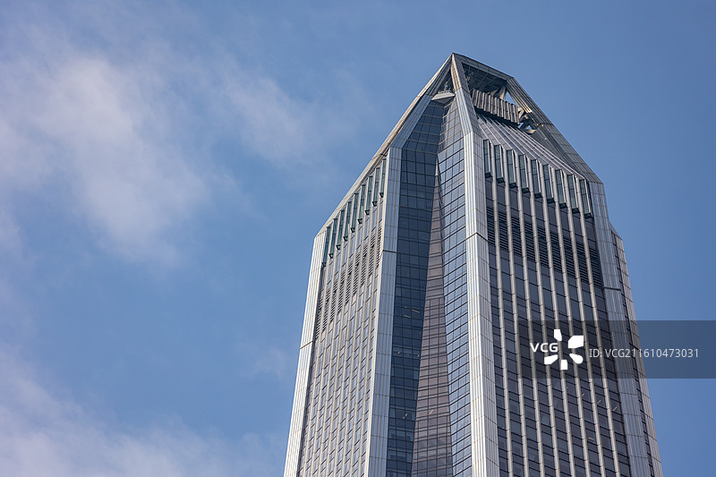 蓝天白云下的平安国际金融中心大厦顶部图片素材
