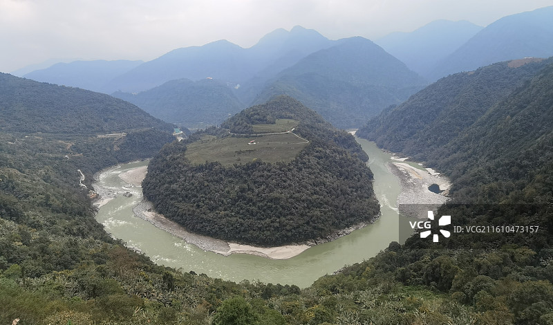 西藏林芝市墨脱县德兴乡：墨脱雅鲁藏布江果果塘大拐弯图片素材