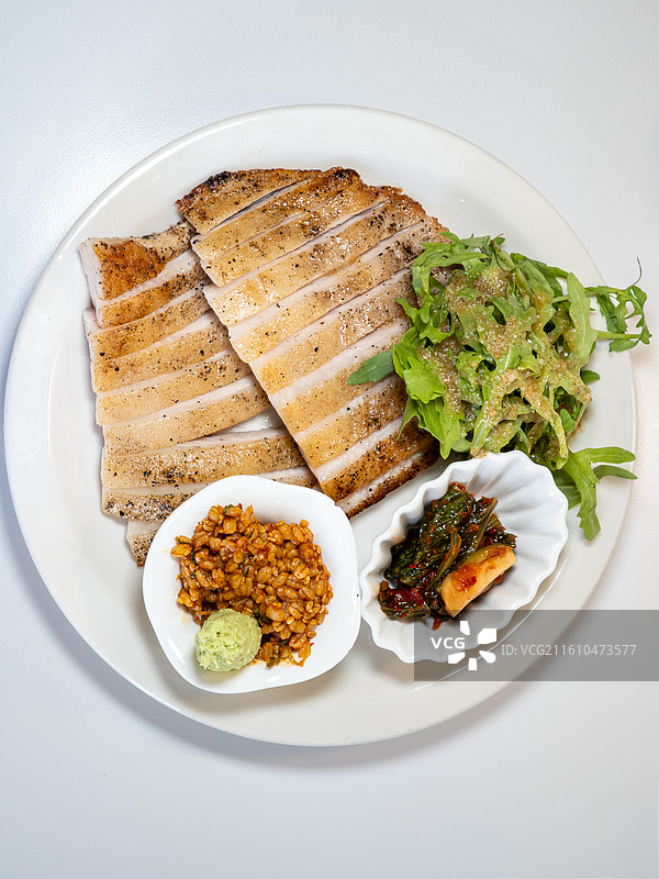 搭配沙拉与谷物的韩式烤肉拼盘图片素材