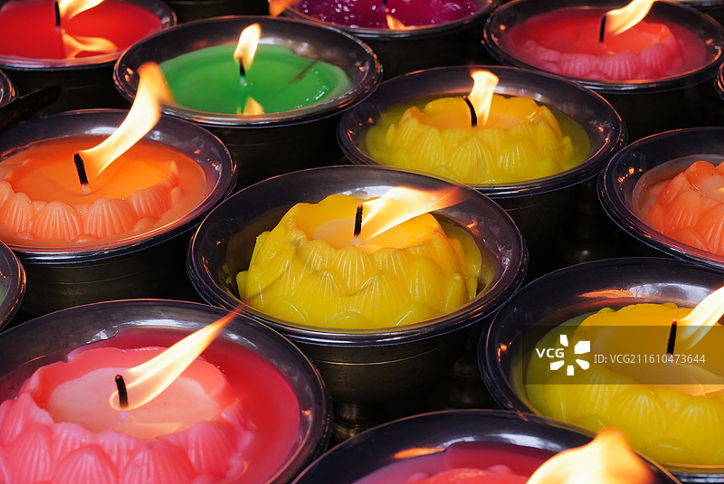 寺庙里的祈福油灯图片素材