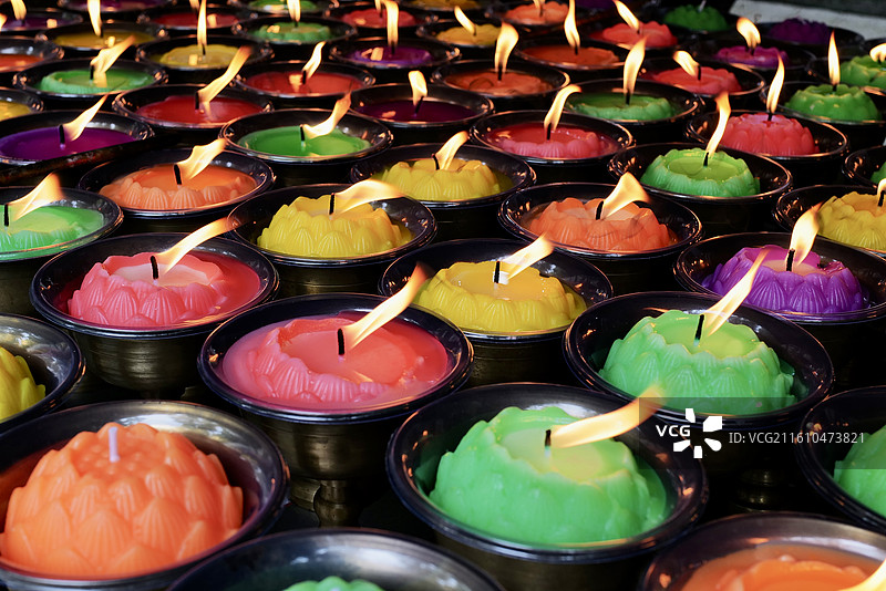 寺庙里的祈福油灯图片素材