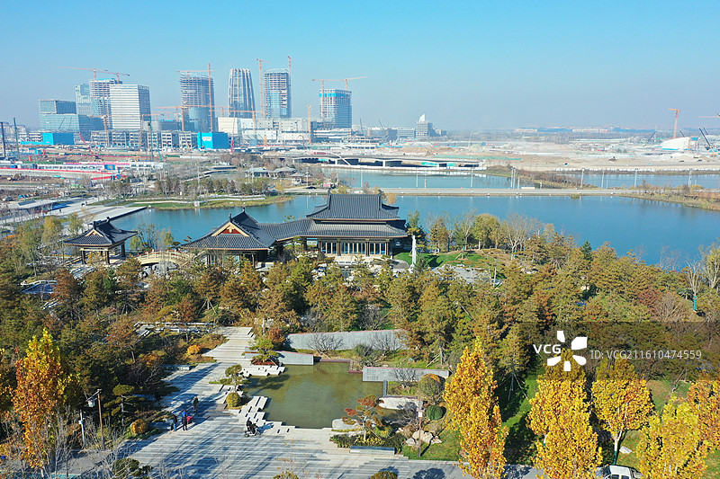 碧水连天映霞光，野鸭掠舞芦花黄  俯身临岸观舟远，银杏红叶风里扬  千岛万湖织洋淀，生态画卷韵悠长图片素材