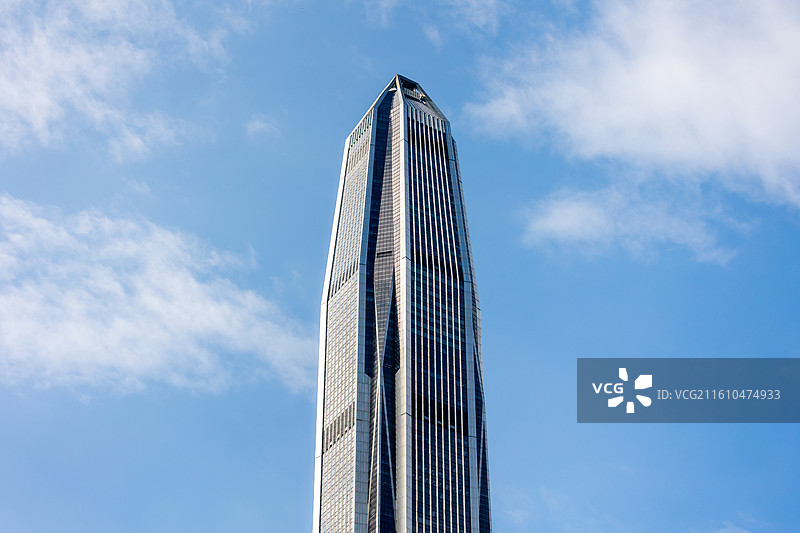 蓝天白云下的平安国际金融中心大厦顶部图片素材