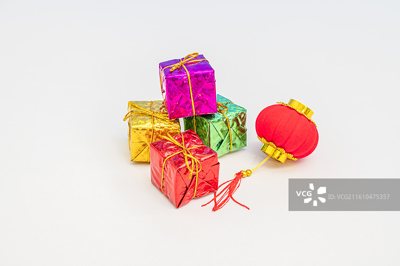 白色背景上的灯笼和礼物图片素材