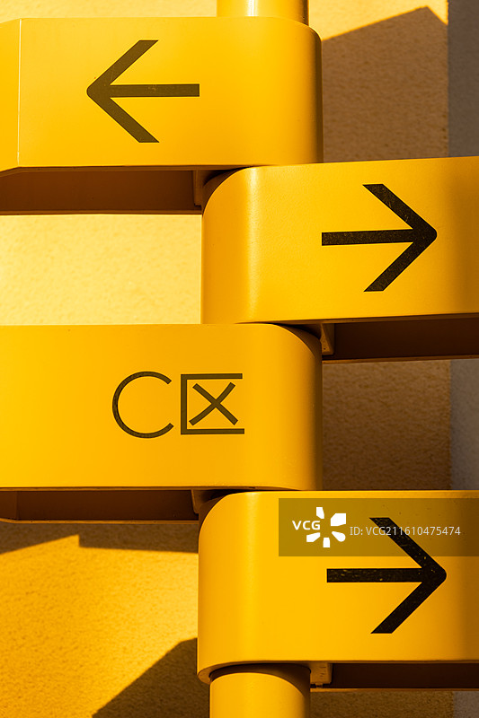 阳光中郑州德化街步行街区上的炫彩组图图片素材