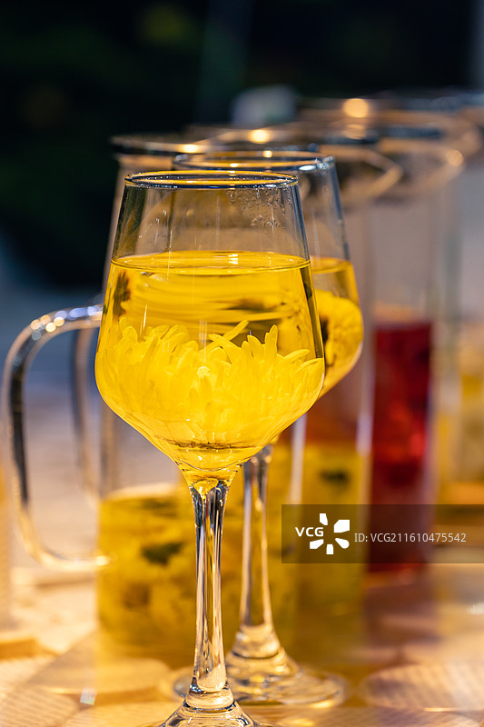 通透玻璃杯中的菊花花茶图片素材