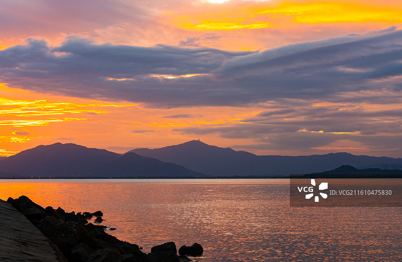 湖面日落晚霞风光图片素材