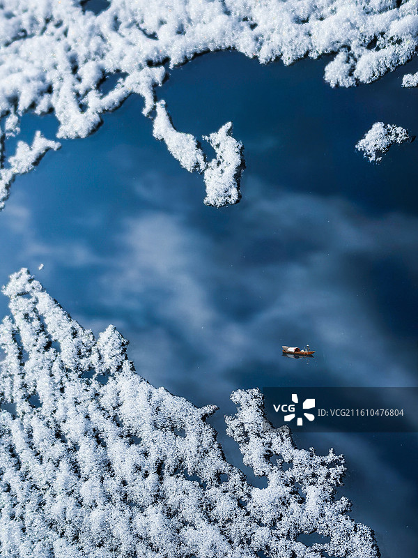 泛舟湖上游:  今冬的第一场大雪，带来的不只是惊喜，车玻璃上居然有别样的湖中美景！图片素材