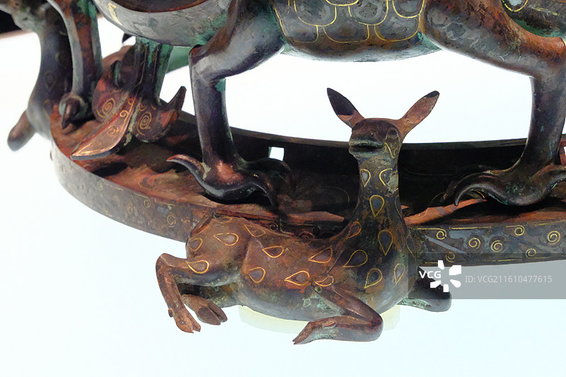 河北博物院错金银四龙四凤铜方案座。博物馆镇馆之宝图片素材