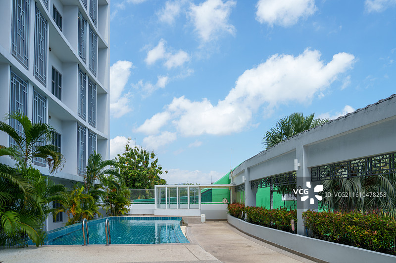 泰国普吉镇上一家带泳池的酒店图片素材