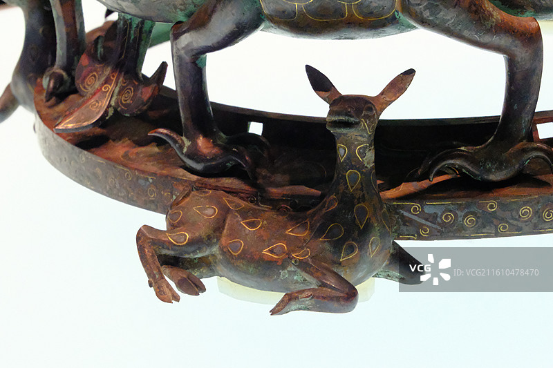 河北博物院错金银四龙四凤铜方案座。博物馆镇馆之宝图片素材