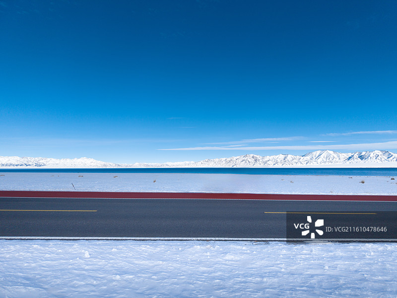 赛里木湖冬季雪地道路图片素材