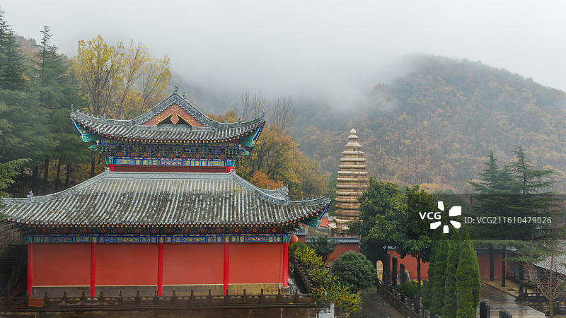 秋天云海中的郑州市登封市嵩山大法王寺佛塔图片素材