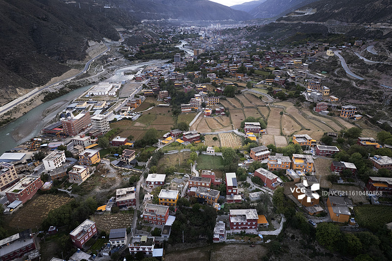 四川甘孜巴塘县城风光图片素材