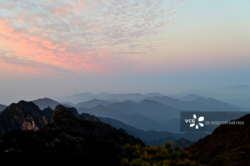 日出时的黄山风光，朝霞，山峦，山峰，，世界奇观，安徽黄山图片素材
