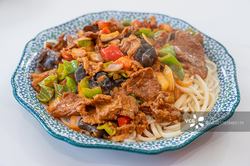 新疆特色美食 过油肉拌面 拉条子 特写 电商 文旅图片素材