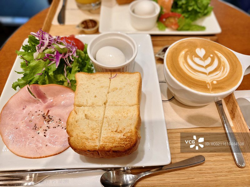 精致西式早餐 火腿吐司沙拉与爱心拉花咖啡图片素材